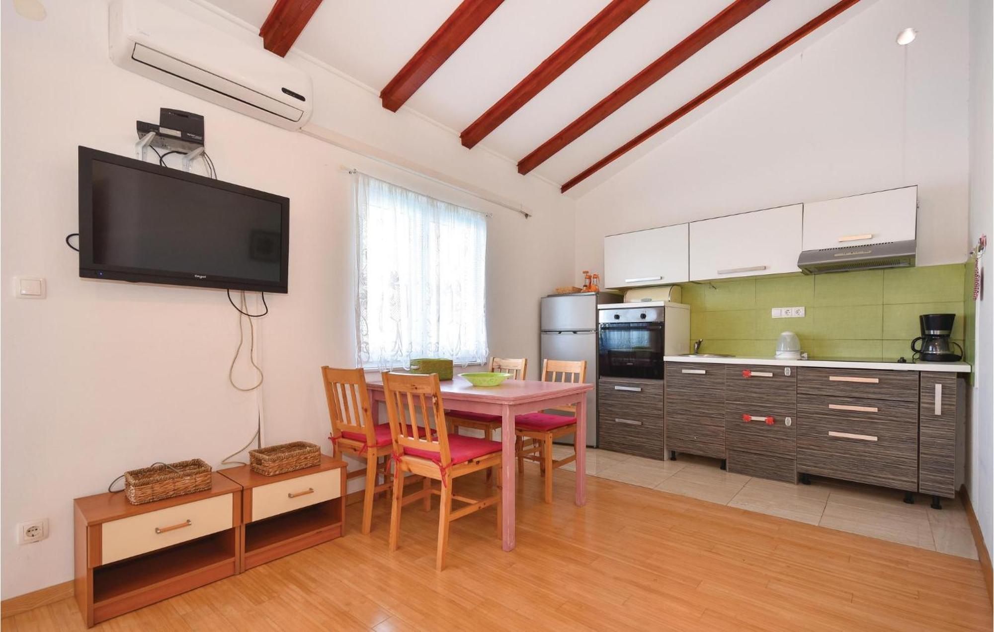 2 Bedroom Gorgeous Apartment In สโตมอร์สกา ภายนอก รูปภาพ